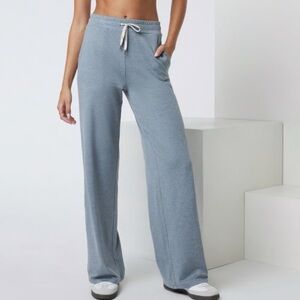 Vuori Essential Halo Wide leg pant size small